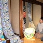 型染めの作品を出展した池田圭さん（左）と展示会場の「幸灯工房」を営む濱坂幸代さん＝赤穂市御崎