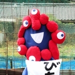 「備蓄米」の袋を持つミャクミャク＝相生市矢野町瓜生