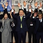 支援者とともに当選を喜ぶ山名宗悟氏（中央）＝１１日夕、神河町東柏尾（撮影・辰巳直之）