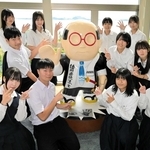 亀の井ホテル赤穂に設置された熊八像とデザインした赤穂高校美術部員たち＝赤穂市御崎