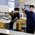 ライフル射撃の近畿大会に出場する千種高校の宮崎優吾さん（左）と後藤仁さん＝宍粟市千種町千草