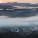 早朝、市街地をすっぽりと覆う朝霧＝佐用町の大撫山展望台から