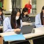 高雄餐旅大学の学生と画面越しにあいさつを交わす神崎高校の生徒＝神河町福本
