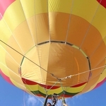 気球に乗り込み、空からの眺めを楽しむ子どもら＝上郡小学校