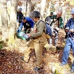 山中で「ガチ探し」の様子＝宍粟市千種町西河内