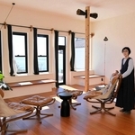 一棟貸しの宿をオープンさせた今井崇文さんと良子さん。部屋からは瀬戸内海を一望できる＝赤穂市御崎