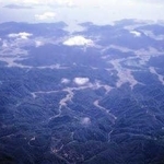 三濃山上空から望む矢野荘の領域と播磨灘（相生市立歴史民俗資料館提供）