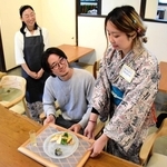 聴覚障害などがあるスタッフが働く福祉カフェ「ラ・ルーナ」＝たつの市龍野町立町