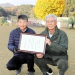 賞状を持ち、活動への思いを新たにする瀧川憲昭さん（右）と勝谷秀史さん＝矢野小学校