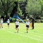 運動場の芝生の上を走る児童ら（相生市教育委員会提供）＝矢野小学校