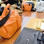 「ひょうごレザー」を使ったビームスのオリジナル商品＝たつの市龍野町富永