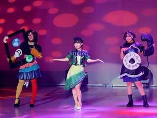 地元・たつのの皮革を使った衣装で登場する龍野北高校総合デザイン科の生徒たち＝たつの市龍野町富永