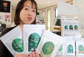 栄養満点で料理のおいしさを引き立てるモリンガのふり塩＝かみごおり観光協会