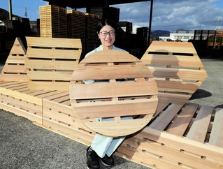 インテリア用パレット「ウィズパ」を開発したマツイ工業の松井美春社長＝宍粟市山崎町御名