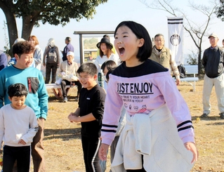 眼下に広がる福崎の町並みに向けて好きな言葉を叫ぶ参加者＝福崎町八千種