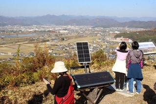 山頂からは田畑や住宅街が望める＝福崎町八千種