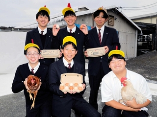 佐用高校の卵「さよたま」を育てる「こっこくらぶ」のメンバーたち＝佐用町佐用