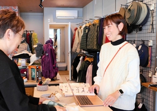 義父の店をモンベル専門店として再オープンさせた戌亥永実さん（右）＝宍粟市山崎町鹿沢、カツミスポーツ