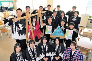 赤穂義士祭で祭りを盛り上げる企画ブースを出店する赤穂高校地域みらい探究類型の生徒＝赤穂市海浜町