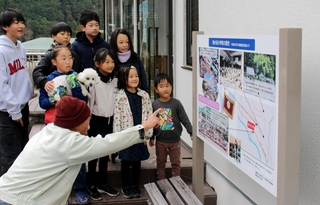 地域の歴史が紹介された看板を見る子どもたち＝神河町南小田