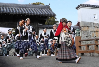 義士にふんして赤穂城跡を練り歩く子どもたち＝赤穂市上仮屋（撮影・辰巳直之）