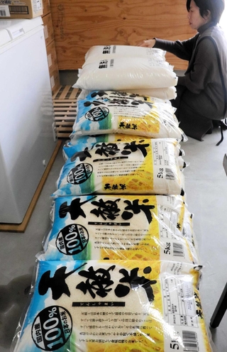 子育て世帯の生活支援で配布する政府備蓄米＝相生市役所