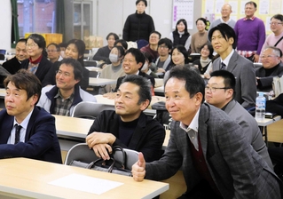 サークルやまびこの解散セミナーに集った教師ら。さらに学びを深めることを誓い合った＝相生市内