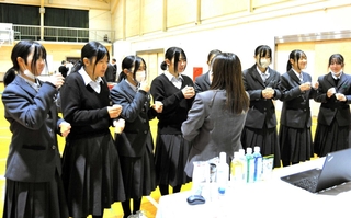 赤穂化成が製造した硬水など健康飲料水の飲み比べをする生徒たち＝相生産業高校