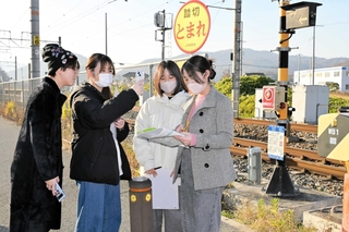 鉄道好きをターゲットにしたまち歩きのコースを考える兵庫県立大生＝赤穂市有年横尾