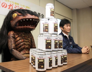 ノンアルコールビールの記者発表に臨むマルフクの後藤優佳社長（右）とガジロウ＝福崎町福崎新