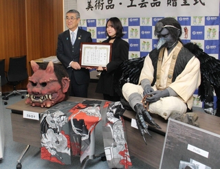福崎町に烏天狗などの作品を贈った紫霞さん（右）＝福崎町役場