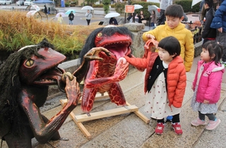 新旧のガジロウを見比べる子どもたち＝福崎町西田原