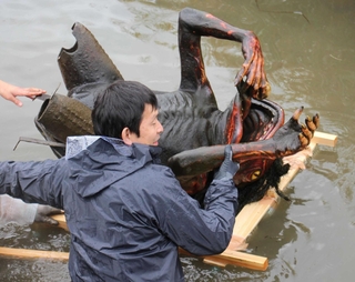 池での勤務を終え、運び出される２号機＝福崎町西田原
