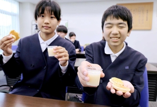 山崎西小学校の６年生が甘酒を使って考案したホットケーキやドリンク＝宍粟市役所