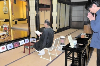 カメムシなどの「遺影」に手を合わせるアース製薬の社員ら＝赤穂市坂越