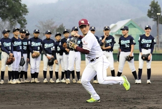 守備の動きを実演する東北楽天ゴールデンイーグルスの小深田大翔選手＝佐用町林崎、南光スポーツ公園