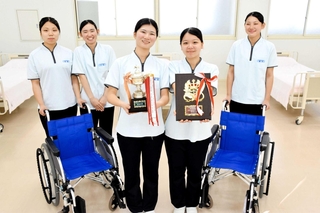 全国高校生介護技術コンテストで最優秀賞に輝いた山田優和さん（右から２人目）と塚本菜々美さん（同３人目）＝たつの市新宮町芝田