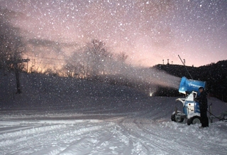 気温が下がる時間帯に降雪機を稼働する＝神河町上小田