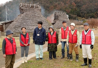 復元された竪穴住居の燻蒸（くんじょう）作業など、遺跡の維持・管理をする弥生倶楽部のメンバーら＝たつの市新宮町宮内（撮影・辰巳直之）