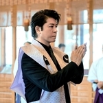 赤穂大石神社に参拝をする上川隆也さん＝赤穂市上仮屋（Ｅｌｅｎｉｓｈ提供）