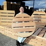 インテリア用パレット「ウィズパ」を開発したマツイ工業の松井美春社長＝宍粟市山崎町御名