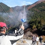 ウオーキングイベントのコース上でロケット花火を打ち上げる関係者＝神河町栗