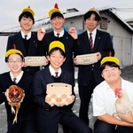 佐用高校の卵「さよたま」を育てる「こっこくらぶ」のメンバーたち＝佐用町佐用