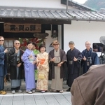 着物の着付けを体験した台湾からの旅行客＝神河町粟賀町