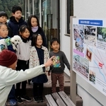 地域の歴史が紹介された看板を見る子どもたち＝神河町南小田