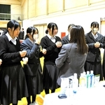 赤穂化成が製造した硬水など健康飲料水の飲み比べをする生徒たち＝相生産業高校