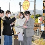 鉄道好きをターゲットにしたまち歩きのコースを考える兵庫県立大生＝赤穂市有年横尾
