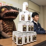 ノンアルコールビールの記者発表に臨むマルフクの後藤優佳社長（右）とガジロウ＝福崎町福崎新