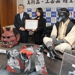福崎町に烏天狗などの作品を贈った紫霞さん（右）＝福崎町役場