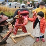 新旧のガジロウを見比べる子どもたち＝福崎町西田原